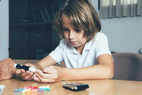 Quels sont les aspects clés pour réussir le lancement d'un jeu de cartes à collectionner en ligne ?